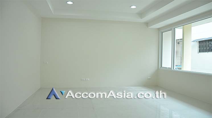 8  Office Space For Sale in Silom ,Bangkok BTS Sala Daeng AA13148